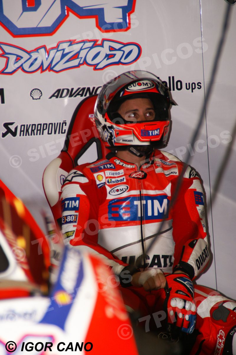 Piloto Andrea Dovicioso (04) (Ducati Team) sentado en el Box Gran Premio de España Jerez 2016 de Motociclismo
