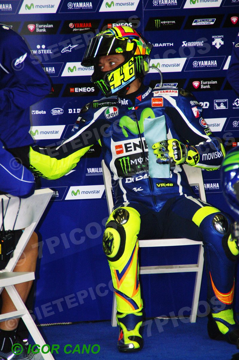 Piloto Valentino Rossi (46) (Movistar Yamaha) sentado en Box Gran Premio de España Jerez 2016 de Motociclismo