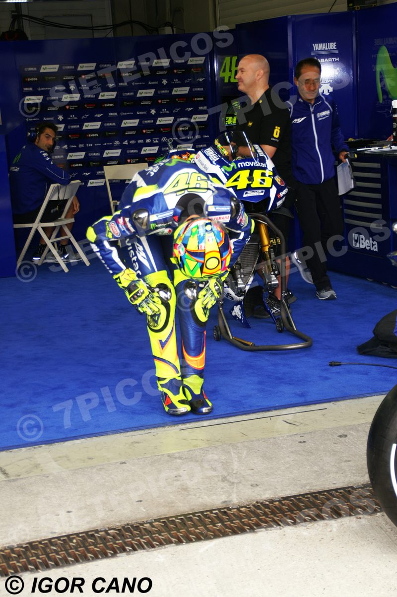 Piloto Valentino Rossi (46) (Movistar Yamaha) realizando estiramientos en Box Gran Premio de España Jerez 2016 de Motociclismo