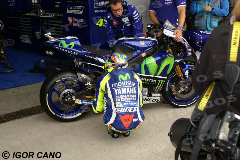 Piloto Valentino Rossi (46) (Movistar Yamaha) estirando delante de la motocicleta en Pit Lane Gran Premio de España Jerez 2016 de Motociclismo