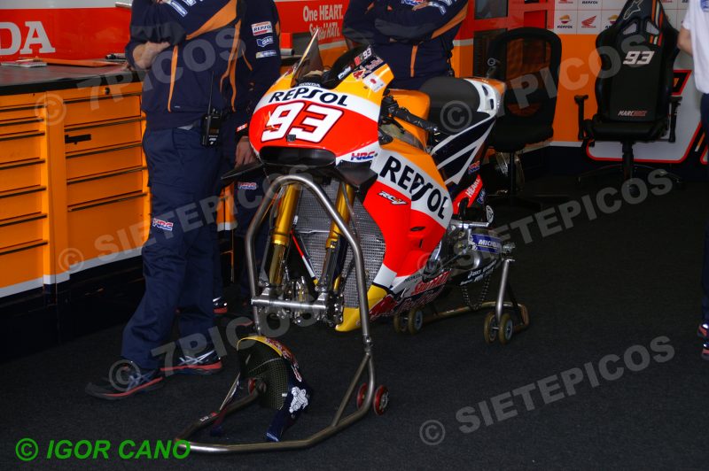 Motocicleta sobre caballetes piloto Marc Marquez (93) (Repsol Honda) en Box Gran Premio de España Jerez 2016 de Motociclismo