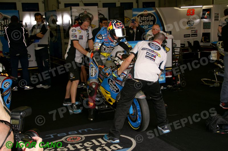 Piloto Jack Miller (43) (Estrella Galicia 0,0 Marc VDS) en Box arrancando la moto Gran Premio de España Jerez 2016 de Motociclismo