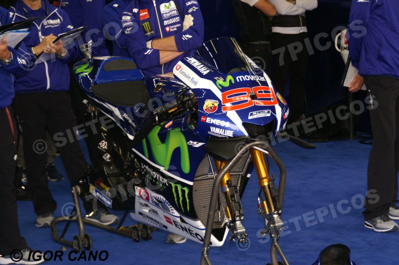 Motocicleta sobre caballetes del Piloto Jorge Lorenzo (99) (Movistar Yamaha) en Box Gran Premio de España Jerez 2016 de Motociclismo