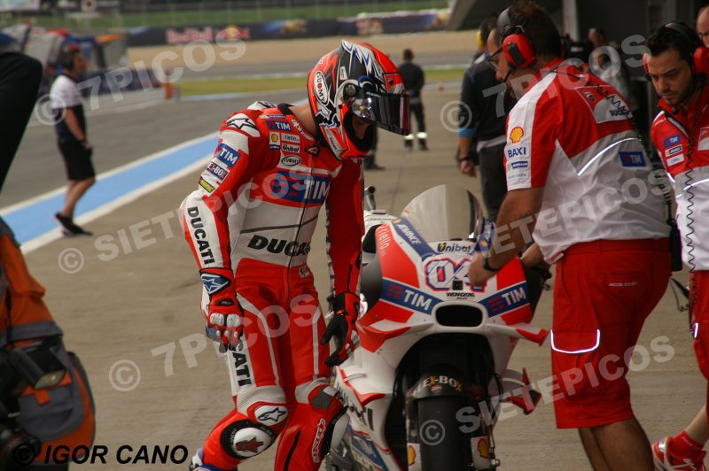 Piloto Andrea Dovicioso (04) (Ducati Team) en el Pit Lane junto a box Gran Premio de España Jerez 2016 de Motociclismo