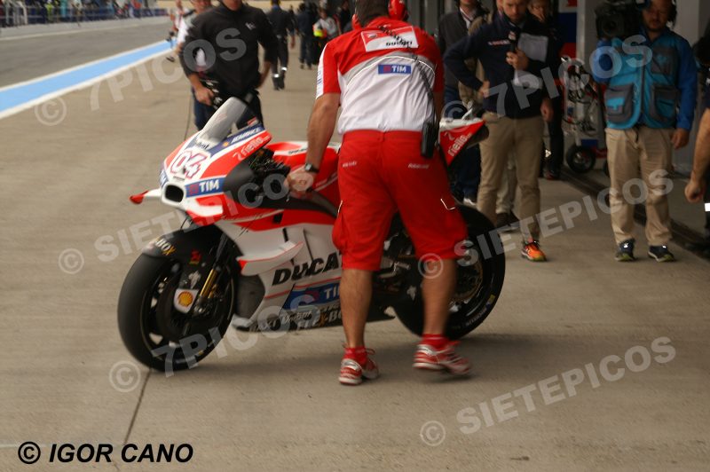 Mecanico Ducati con Mototicleta Piloto Andrea Dovicioso (04) en Pit Lane Box Ducati Gran Premio de España Jerez 2016 de Motociclismo