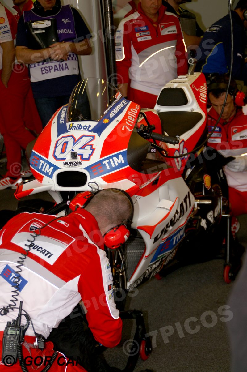 Mecanicos en Box de Piloto Andrea Dovicioso (04) (Ducati Team) Gran Premio de España Jerez 2016 de Motociclismo