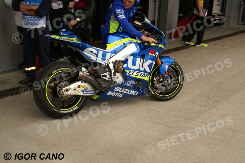 Mecanico Equipo Suzuki junto a moto Aleix Espargaró (41) en pit lane Gran Premio de España Jerez 2016 de Motociclismo