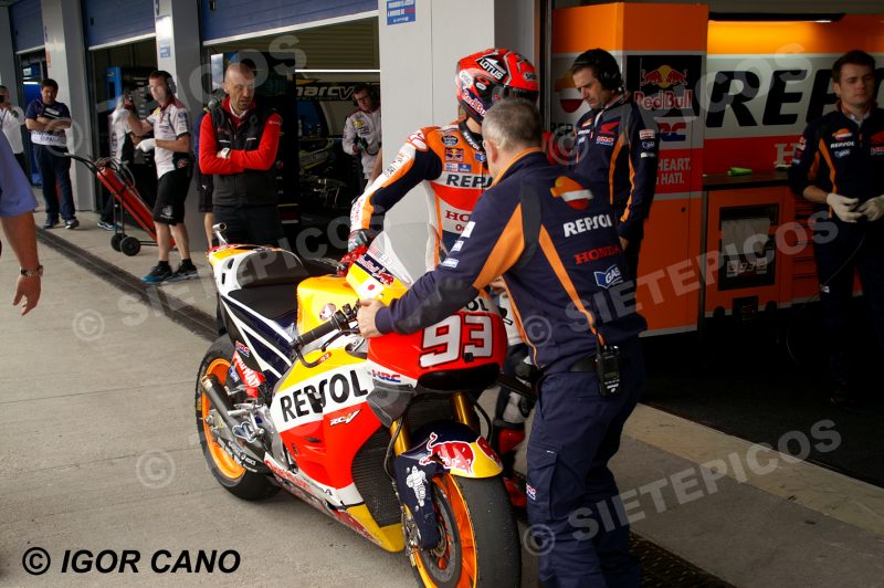 Piloto Marc Marquez (93) (Repsol Honda) bajado de la moto en pit lane Gran Premio de España Jerez 2016 de Motociclismo