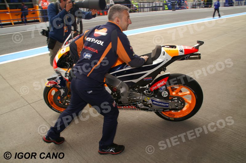 Mecanico Repsol Honda moviendo motocicleta Marc Marquez (93) al Box Gran Premio de España Jerez 2016 de Motociclismo