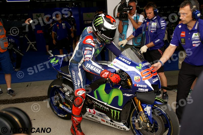 Piloto Jorge Lorenzo (99) (Movistar Yamaha) en Pit Lane subido en la motocicleta junto a un mecanico Gran Premio de España Jerez 2016 de Motociclismo