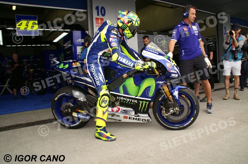 Piloto Valentino Rossi (46) (Movistar Yamaha) en Pit Lane subido en la motocicleta junto a un mecanico Gran Premio de España Jerez 2016 de Motociclismo