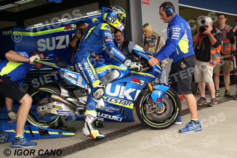 Piloto Aleix Espargaró (41) (Team Suzuki Ecstar) arrancando la motocicleta en Box junto con dos mecanicos Gran Premio de España Jerez 2016 de Motociclismo