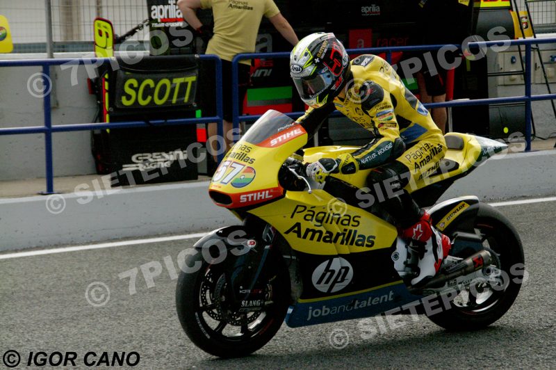 Piloto Edgar Pons (57) (Paginas amarillas HP 40) en pit lane saliendo del Box Gran Premio de España Jerez 2016 de Motociclismo