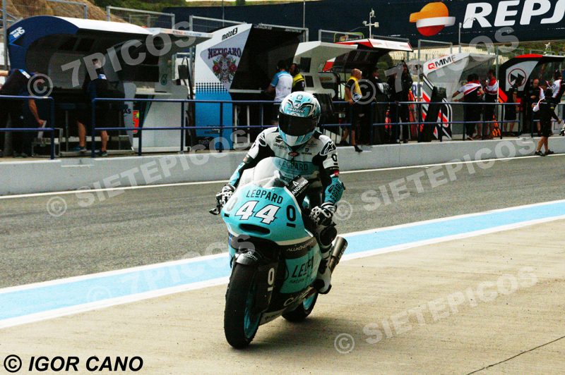 Piloto Miguel Oliveira (44) (Leopard Racing) en pit lane llegando al Box Gran Premio de España Jerez 2016 de Motociclismo