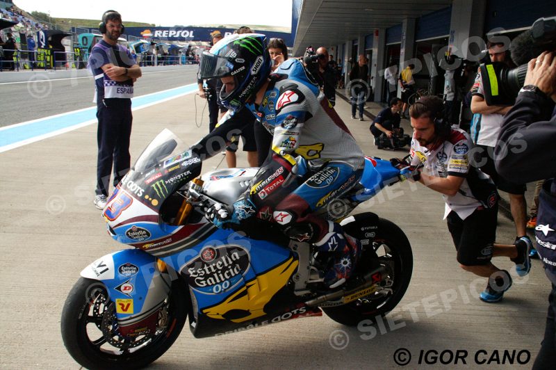 Piloto Alex Marquez (73) (Estrella Galicia 0,0 Marc VDS) en Pit Lane arrancando la motocicleta con un mecanico Gran Premio de España Jerez 2016 de Motociclismo