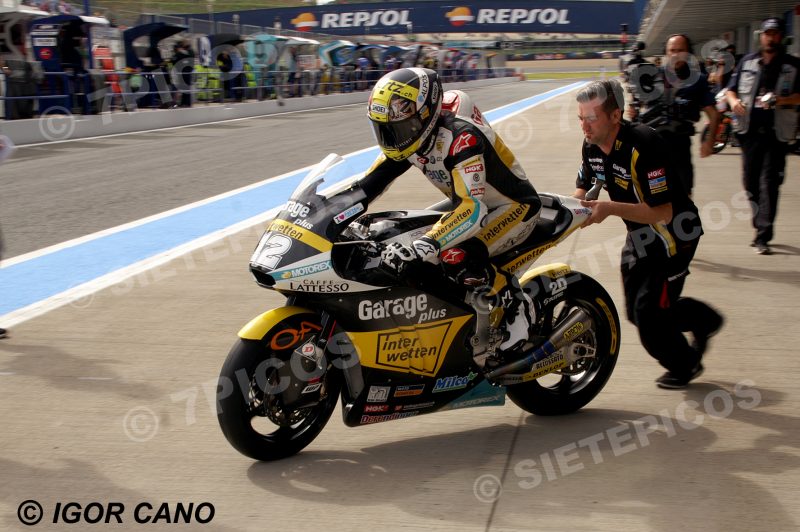 Piloto Thomas Luthi (12) (Garage Plus Interwetten) en Pit Lane arrancando la motocicleta con un mecanico Gran Premio de España Jerez 2016 de Motociclismo
