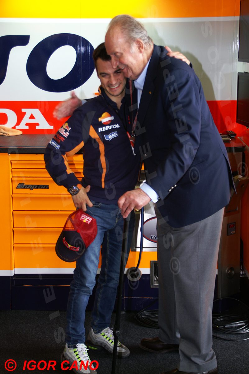 Piloto Dani Pedrosa (Repsol Honda) junto al rey emerito S.A.R. Juan Carlos I de España Gran Premio de España Jerez 2016 de Motociclismo
