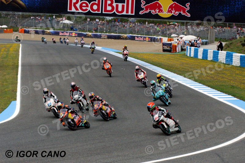 En cabeza piloto Brad Binder (41) (Red Bull KTM Ajo) Warm-up Lap Gran Premio de España Jerez 2016 de Motociclismo