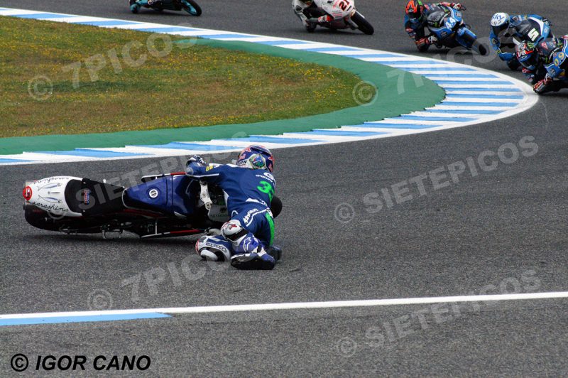 Caida piloto Enea Bastianini (33) (Gresini Racing) delante de los pilotos Jorge Navarro (09) (Estrella Galicia 0,0) y Aron Canet (44) (Estrella Galicia 0,0) y Romano Fenati (5) (Sky Racing Team VR46) en carrera Gran Premio de España Jerez 2016 de Motociclismo
