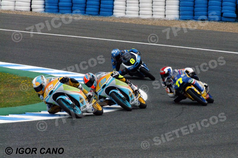 Pilotos Juanfran Guevara (58) (Rba Racing Team), Gabriel Rodrigo (19) (Rba Racing Team) junto a Lorenzo Petrarca (77) (3570 Team Italia) y Nicolo Bulega (8) (Sky Racing Team VR46) en carrera Gran Premio de España Jerez 2016 de Motociclismo