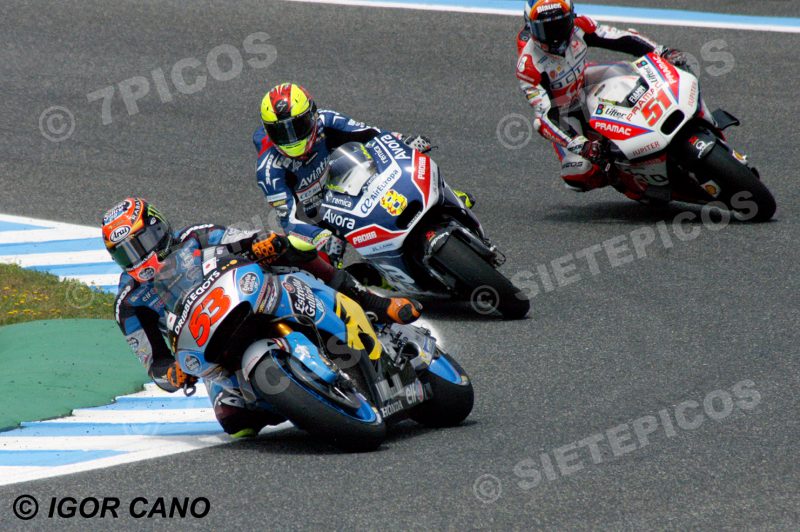 Pilotos Tito Rabat (53) (Estrella Galicia 0,0 Marc VDS), Hector Barberá (8) (Avintia Racing) y Michele Pirro (51) (Octo Pramac Yakhnich) en carrera Gran Premio de España Jerez 2016 de Motociclismo