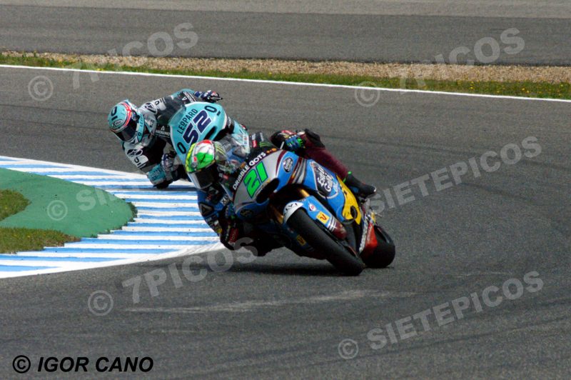 Pilotos Franco Morbidelli (21) (Estrella Galicia 0,0 Marc VDS) y Danny Kent (52) (Leopard Racing) en carrera Gran Premio de España Jerez 2016 de Motociclismo