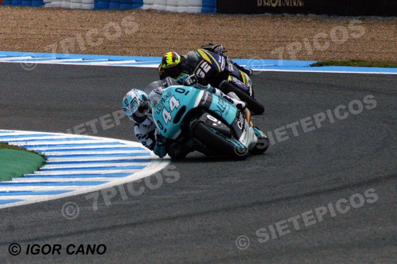 Pilotos Miguel Oliveira (44) (Leopar Racing) y Isaac Viñales (32) (Tech 3 Racing) en carrera Gran Premio de España Jerez 2016 de Motociclismo