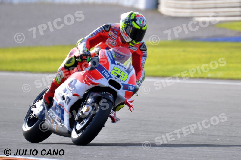 Piloto Andrea Iannone (29) (Ducati Team) curva Mick Doohan Gran Premio Motul de la Comunitat Valenciana 2016 Cheste MotoGP TM Circuito Ricardo Tormo