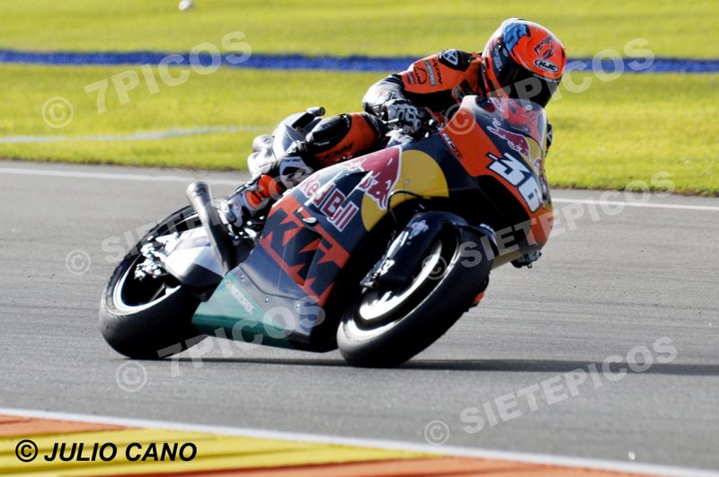 Piloto Mika Kallio (36) (Red Bull KTM Factory Racing) curva Mick Doohan Gran Premio Motul de la Comunitat Valenciana 2016 Cheste MotoGP TM Circuito Ricardo Tormo