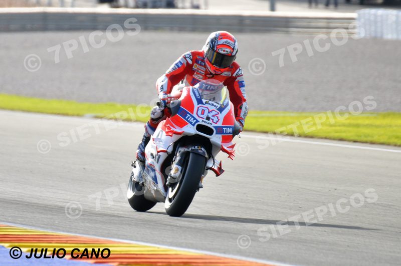 Piloto Andrea Iannone (29) entrando en curva Mick Doohan Gran Premio Motul de la Comunitat Valenciana 2016 Cheste MotoGP TM Circuito Ricardo Tormo
