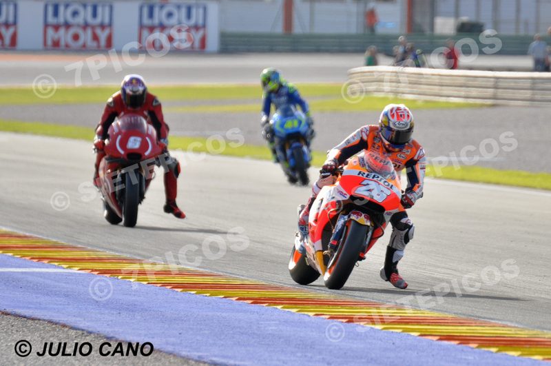 Piloto Dani Pedrosa (26) (Repsol Honda Team) entrando de curva Mick Doohan seguido por Pilotos Stefan Bradl (6) (Aprilia Racing Team Gresini) y Aleix Espargaro (41) (Team Suzuki Ecstar) Gran Premio Motul de la Comunitat Valenciana 2016 Cheste MotoGP TM Circuito Ricardo Tormo