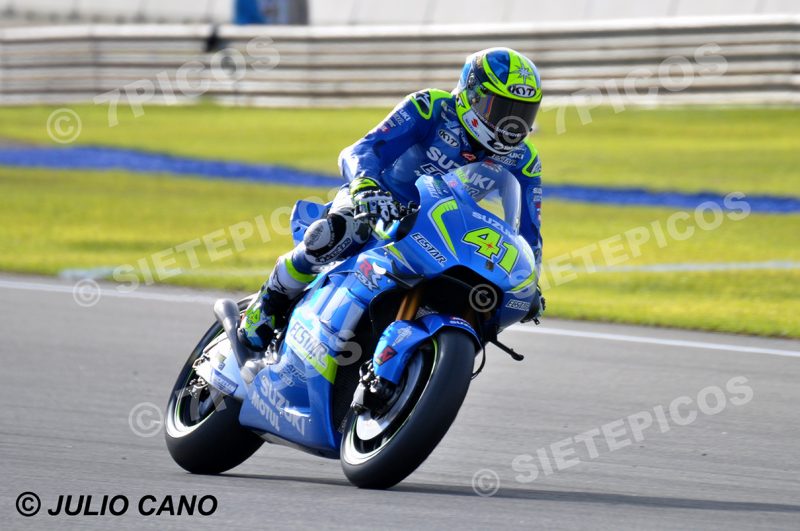 Piloto Aleix Espargaro (41) (Team Suzuki Ecstar) entrando en curva Mick Doohan Gran Premio Motul de la Comunitat Valenciana 2016 Cheste MotoGP TM Circuito Ricardo Tormo