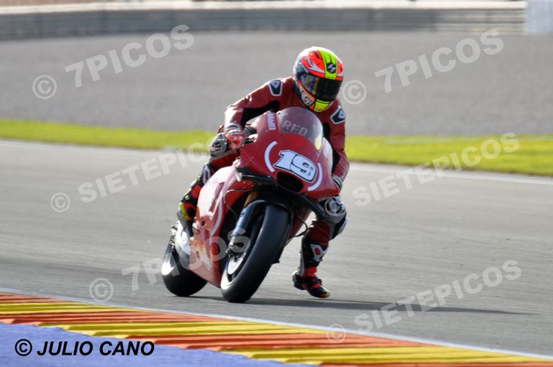 Piloto Alvaro Bautista (19) (Aprilia Racing Team Gresini) entrando en curva Mick Doohan Gran Premio Motul de la Comunitat Valenciana 2016 Cheste MotoGP TM Circuito Ricardo Tormo