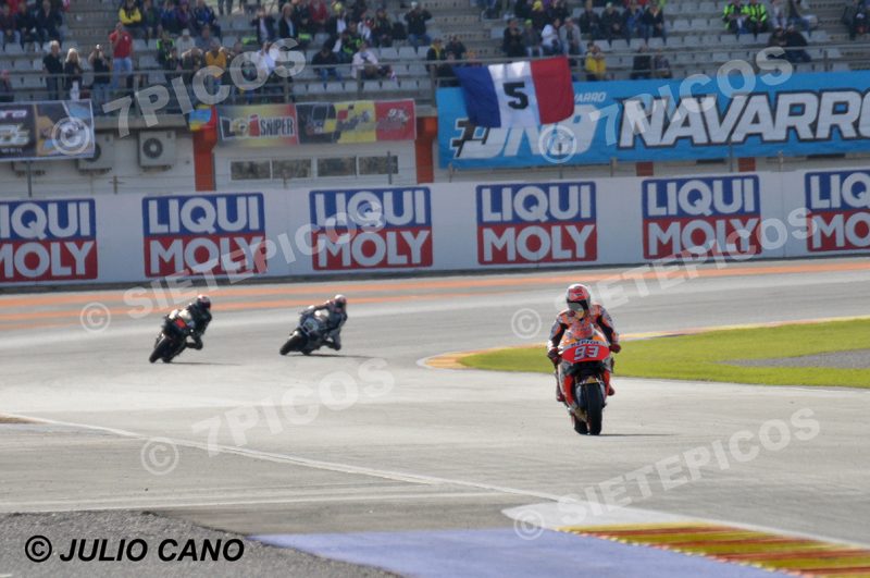Piloto Marc Marquez (93) (Repsol Honda Team) hacia curva Mick Doohan seguido de Pilotos Bradley Smith (38) (Monster Yamaha Tech 3) y Yonny Hernandez (68) (Pull&Bear Aspar Team) en la curva Jorge Martinez Aspar Gran Premio Motul de la Comunitat Valenciana 2016 Cheste MotoGP TM Circuito Ricardo Tormo
