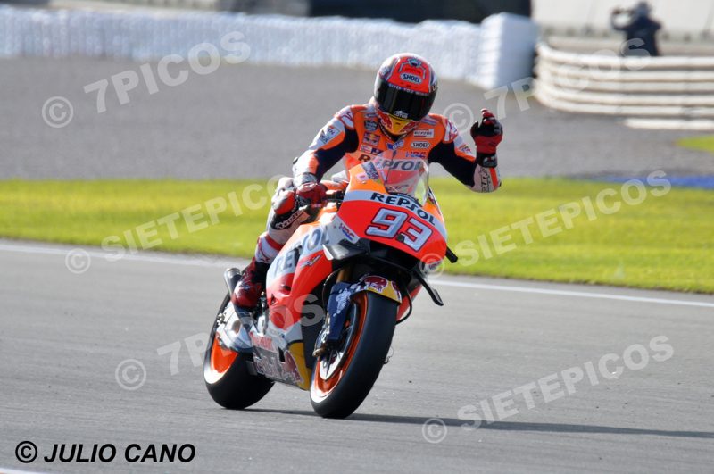 Piloto Marc Marquez (93) (Repsol Honda Team) saludando al publico antes de entrar en curva Mick Doohan Gran Premio Motul de la Comunitat Valenciana 2016 Cheste MotoGP TM Circuito Ricardo Tormo