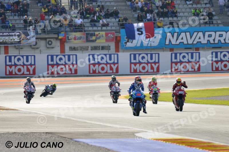 Pilotos Maverick Vinales (25) (Team Suzuki Ecstar), Alvaro Bautista (19) (Aprilia Racing Team Gresini), Andrea Iannone (29) (Ducati Team), Danilo Petrucci (9) (Octo Pramac Yakhnich), Scott Redding (45) (Octo Pramac Yakhnich)y Hector Barbera (8) (Avintia Racing) despues de curva Jorge Martinez Aspar