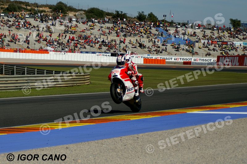 Motocicleta Ducati X2 realizando un caballito con dos ocupantes en recta saliendo de curva 11 Gran Premio Motul de la Comunitat Valenciana 2016 Cheste MotoGP TM Circuito Ricardo Tormo