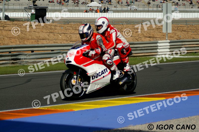 Motocicleta Ducati X2 con dos ocupantes recta entre curvas 11 y 12 Gran Premio Motul de la Comunitat Valenciana 2016 Cheste MotoGP TM Circuito Ricardo Tormo