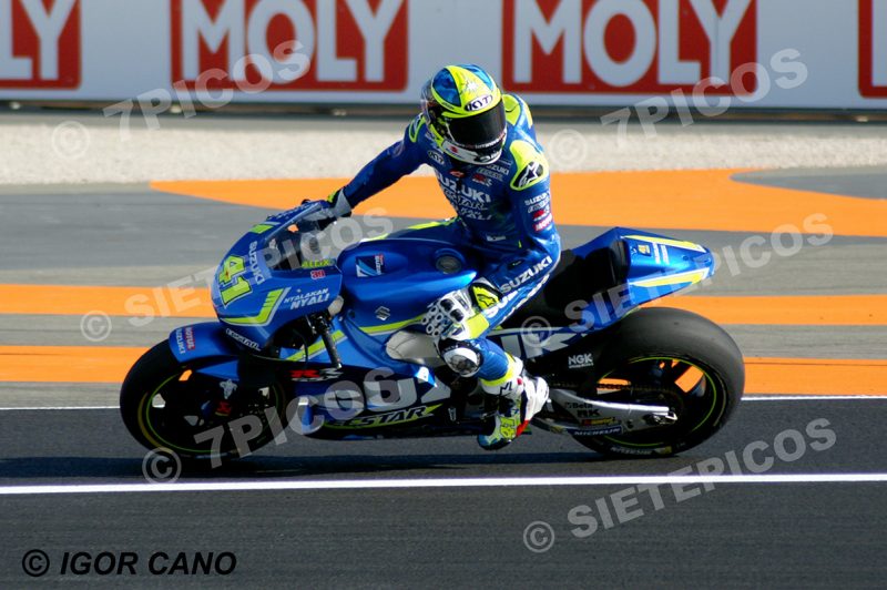 Piloto Aleix Espargaro (41) (Team Suzuki Ecstar) en curva Jorge Martinez Aspar Gran Premio Motul de la Comunitat Valenciana 2016 Cheste MotoGP TM Circuito Ricardo Tormo