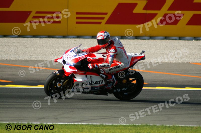Piloto Andrea Dovizioso (4) (Ducati Team) saliendo de curva Mick Doohan Gran Premio Motul de la Comunitat Valenciana 2016 Cheste MotoGP TM Circuito Ricardo Tormo