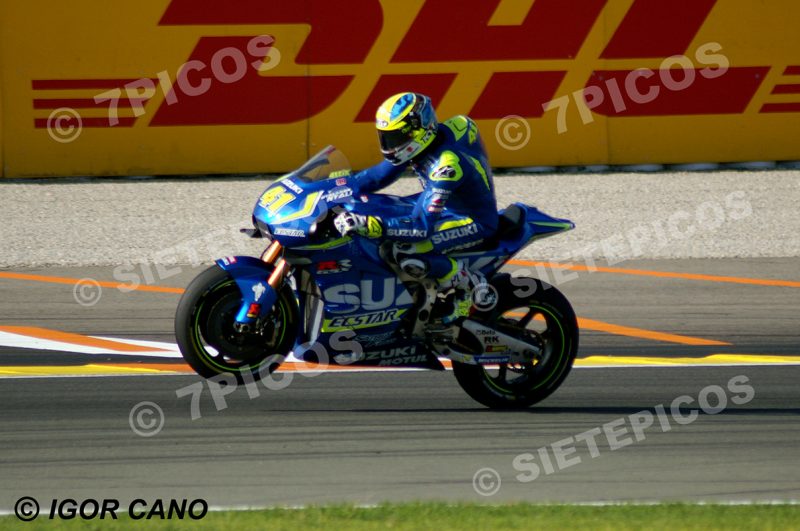 Piloto Aleix Espargaro (41) (Team Suzuki Ecstar) realizando un caballito saliendo de curva Mick Doohan Gran Premio Motul de la Comunitat Valenciana 2016 Cheste MotoGP TM Circuito Ricardo Tormo