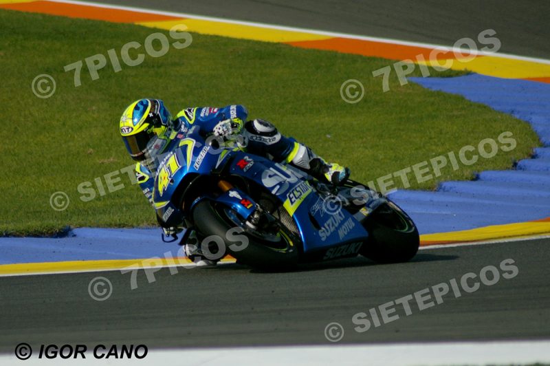 Piloto Aleix Espargaro (41) (Team Suzuki Ecstar) saliendo de curva Nico Terol Gran Premio Motul de la Comunitat Valenciana 2016 Cheste MotoGP TM Circuito Ricardo Tormo