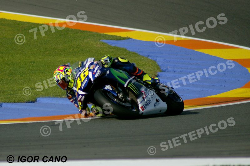 Piloto Valentino Rossi (46) (MOVISTAR YAMAHA Motogp) saliendo de curva Nico Terol Gran Premio Motul de la Comunitat Valenciana 2016 Cheste MotoGP TM Circuito Ricardo Tormo