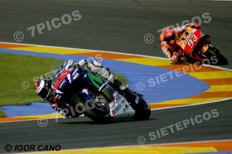 Piloto Jorge Lorenzo (99) (MOVISTAR YAMAHA Motogp) Saliendo de curva Nico Terol seguido de Piloto Marc Marquez (93) (Repsol Honda Team) Gran Premio Motul de la Comunitat Valenciana 2016 Cheste MotoGP TM Circuito Ricardo Tormo