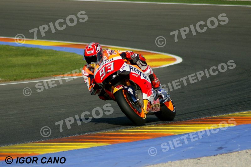 Piloto Marc Marquez (93) (Repsol Honda Team) saliendo de curva Nico Terol Gran Premio Motul de la Comunitat Valenciana 2016 Cheste MotoGP TM Circuito Ricardo Tormo