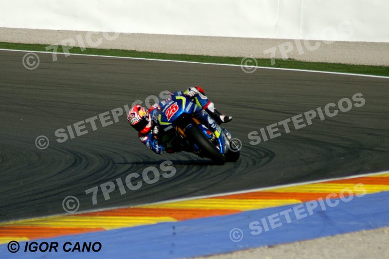 Piloto Maverick Vinales (25) (Team Suzuki Ecstar) en curva Nico Terol Gran Premio Motul de la Comunitat Valenciana 2016 Cheste MotoGP TM Circuito Ricardo Tormo