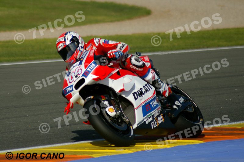 Piloto Andrea Dovizioso (4) (Ducati Team) entrando en la curva 5 Gran Premio Motul de la Comunitat Valenciana 2016 Cheste MotoGP TM Circuito Ricardo Tormo