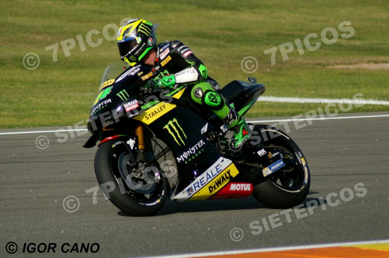 Piloto Pol Espargaro (44) (Monster Yamaha Tech 3) entrando en la curva 5 Gran Premio Motul de la Comunitat Valenciana 2016 Cheste MotoGP TM Circuito Ricardo Tormo
