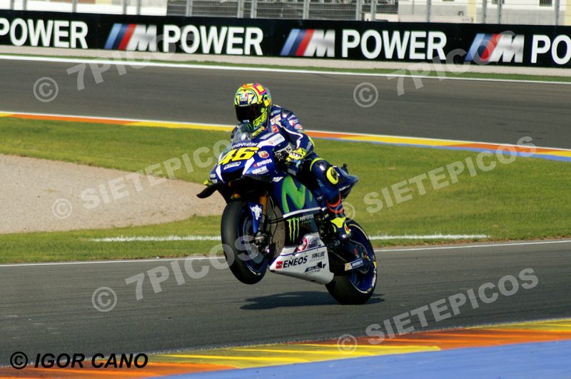 Piloto Valentino Rossi (46) (MOVISTAR YAMAHA Motogp) iniciando un caballito en recta entre curva Nico Terol y curva 5 Gran Premio Motul de la Comunitat Valenciana 2016 Cheste MotoGP TM Circuito Ricardo Tormo