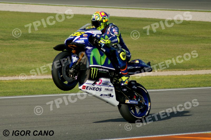 Piloto Valentino Rossi (46) (MOVISTAR YAMAHA Motogp) complentando un caballito en recta entre curva Nico Terol y curva 5 Gran Premio Motul de la Comunitat Valenciana 2016 Cheste MotoGP TM Circuito Ricardo Tormo